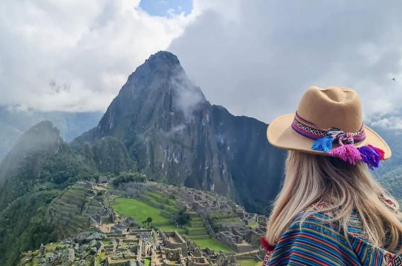 Sobre Machu Picchu desde España